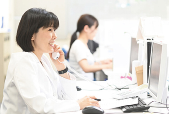 電話対応している女性